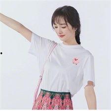 明星网红t恤女图片,明星网红同款T恤，时尚女性的必备单品”