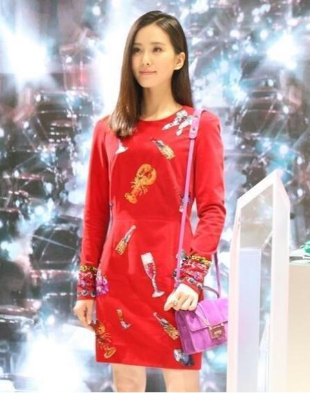 女明星网红裙子掉落图片,女明星网红裙子意外掉落瞬间