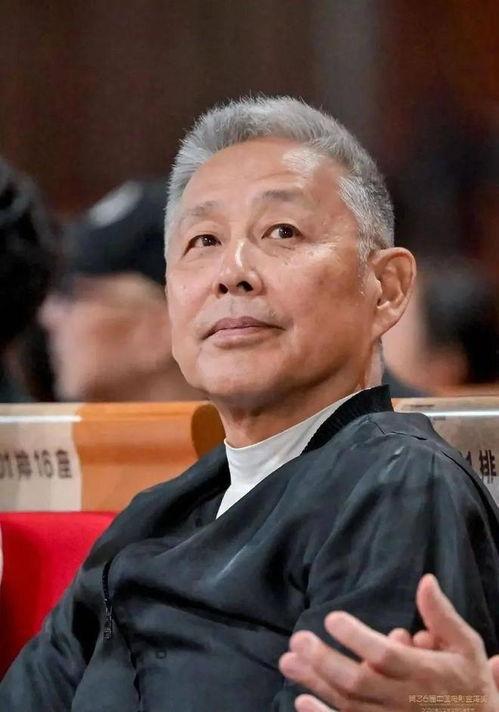 白头发老头明星网红,揭秘白发老头明星网红的传奇人生