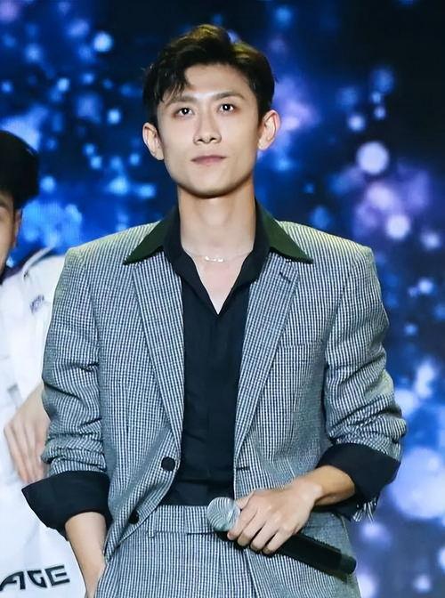 男明星网红戴的手套,时尚演绎手套新风尚