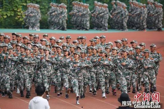 今日吃瓜大学生军训跳热舞,大学生军训场上的热舞热潮