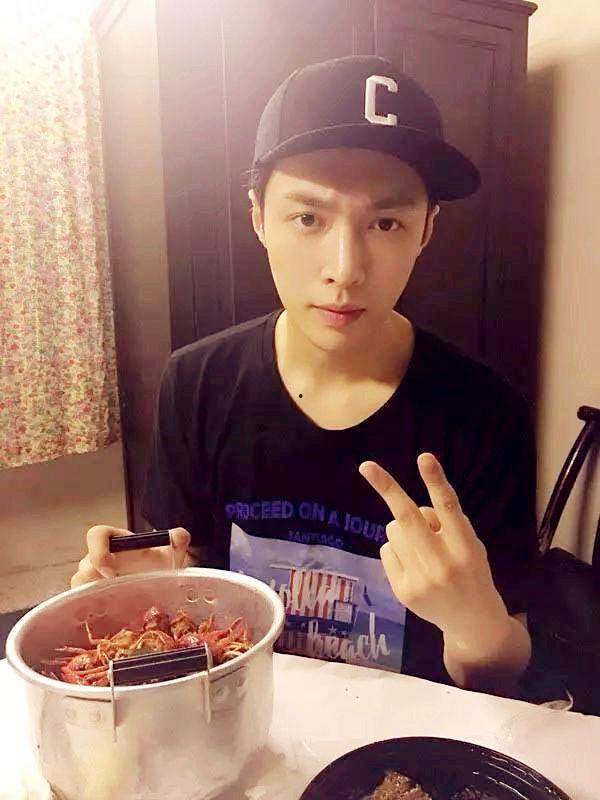 明星网红吃小龙虾,味蕾狂欢背后的美食故事