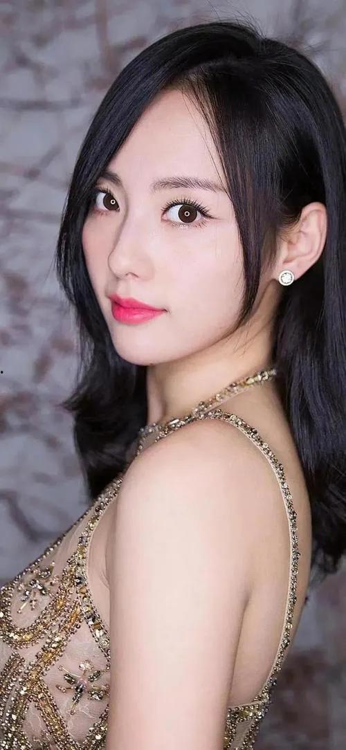 张嘉倪明星网红图片,网红形象下的优雅魅力