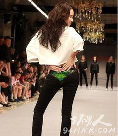 明星网红穿裤衩上街图片,明星网红引领时尚新潮流