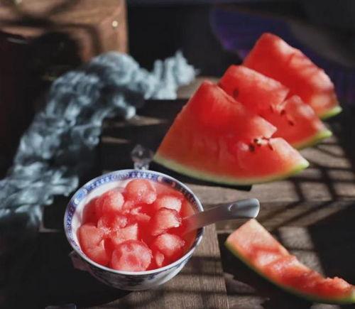 今日立秋贴秋膘吃秋瓜,贴秋膘、吃秋瓜，养生之道尽在其中